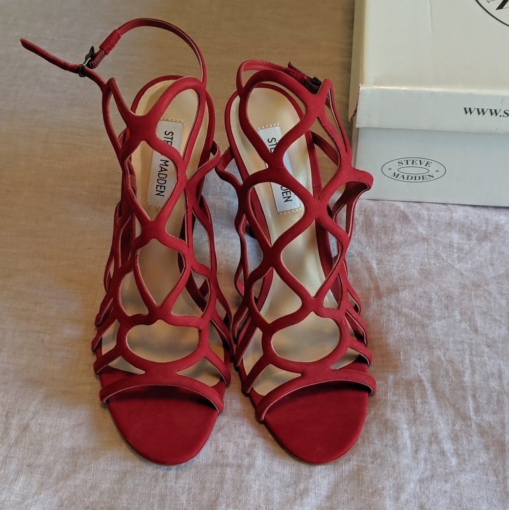 Steve Madden Tegan red nubuck heals